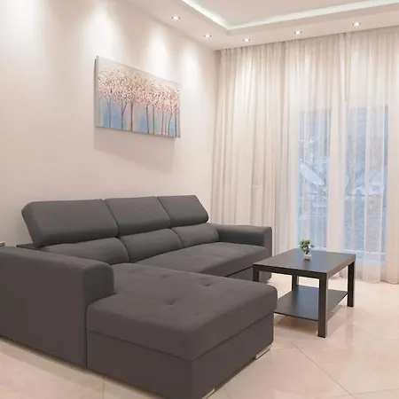 Beautiful 2 Bedroom Flat Διαμέρισμα *