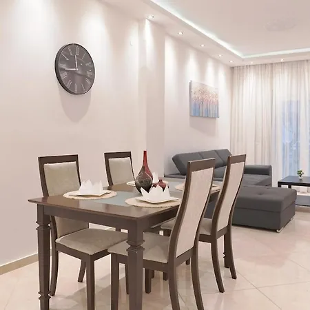 Beautiful 2 Bedroom Flat *